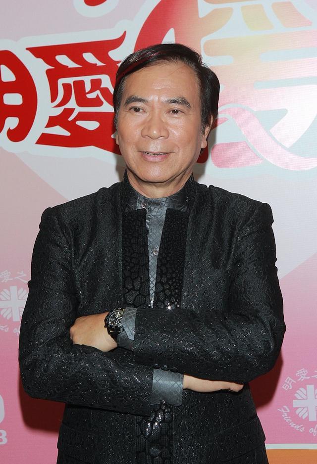 68岁tvb绿叶李龙基挽手嫩妹上街借成龙金句自辩无惧小27岁妻子生气