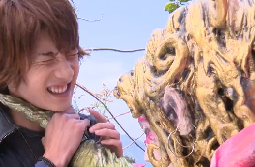 谁还记得《铠甲勇士》怪兽马灵灵吗?穿上半体服,美到认不出