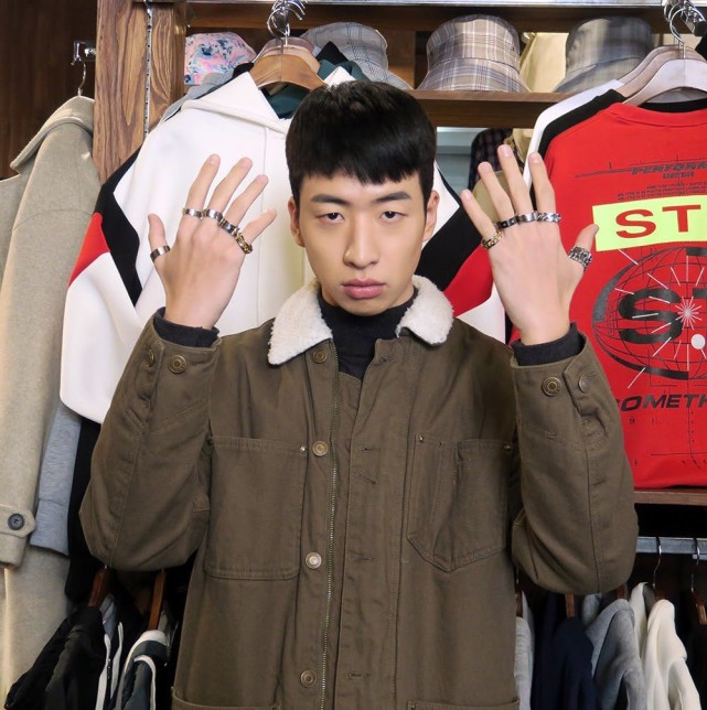 刘秀彬剧中饰演的角色国高中都就读男校,还毕业于理