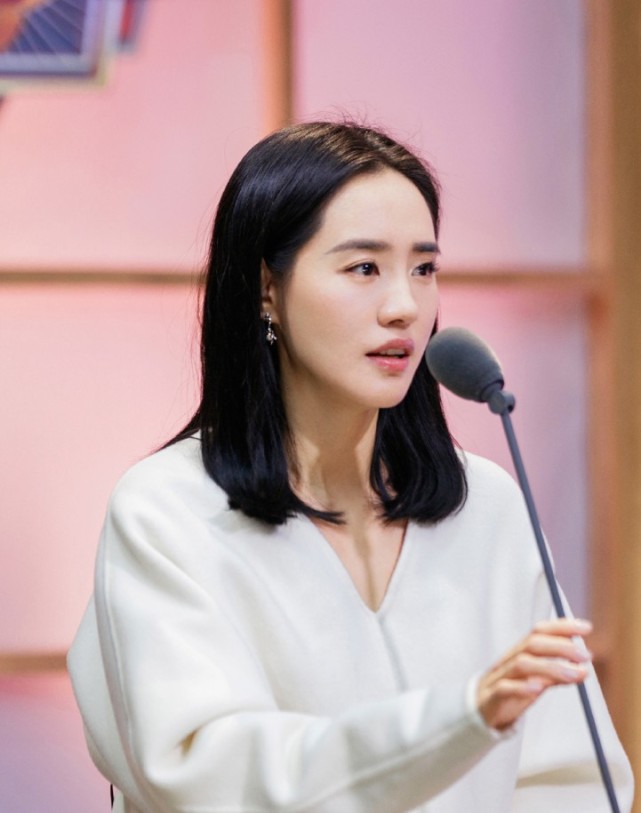 "秋雅"王智身穿白色的长袖搭亮亮长裙 优雅端庄