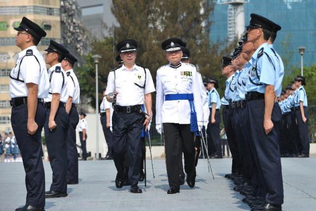 新警察故事中陳國榮的警銜是高級督察有沒有資格穿白襯衫