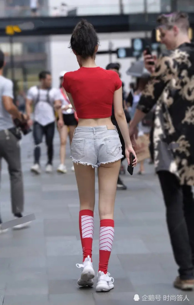 月牙臀热裤,配上露腰的小t恤,青春可人