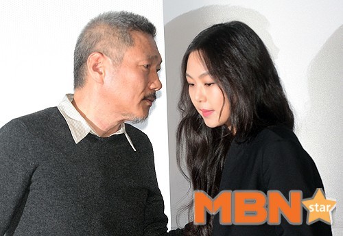 此后,洪常秀导演试图通过法律途径向妻子提出离婚,但最后被判离婚失败