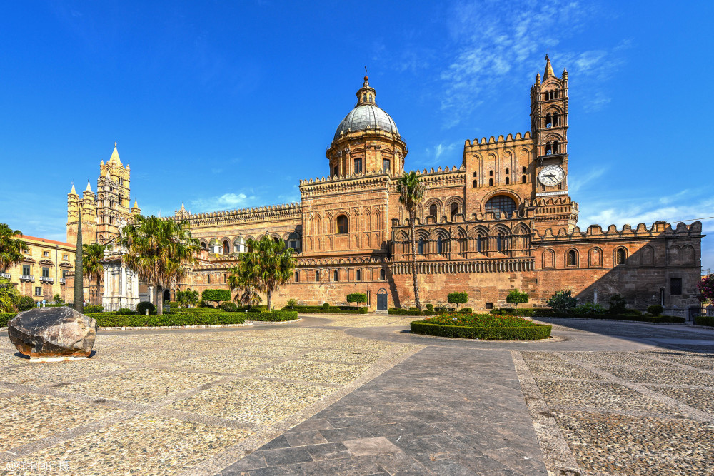 7世纪,它是一座阿拉伯清真寺,在12世纪时被改建为西西里王国的主教堂