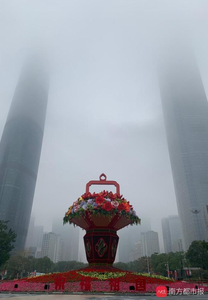 2月12日,广州阴天,有小雨.上午,市区大雾弥漫,花城广场雾锁楼台.