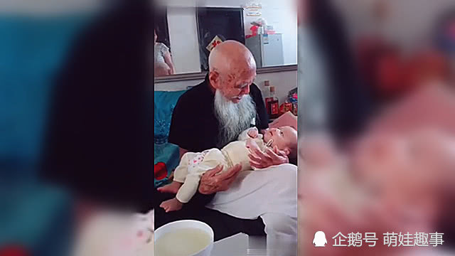 103岁的爷爷第一次见到小玄孙,祖孙俩你看着我,我看着你好温暖!