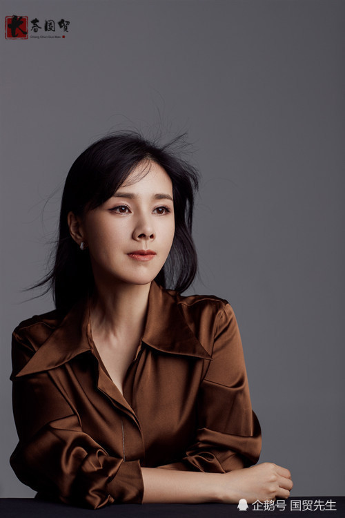 43岁女星何琳近照曝光,气质高雅长发飘飘,颜值依然在线