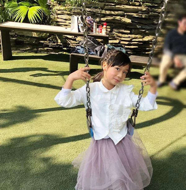 家有女儿初长成陈浩民晒雅薷美照秒变女儿奴父爱满满