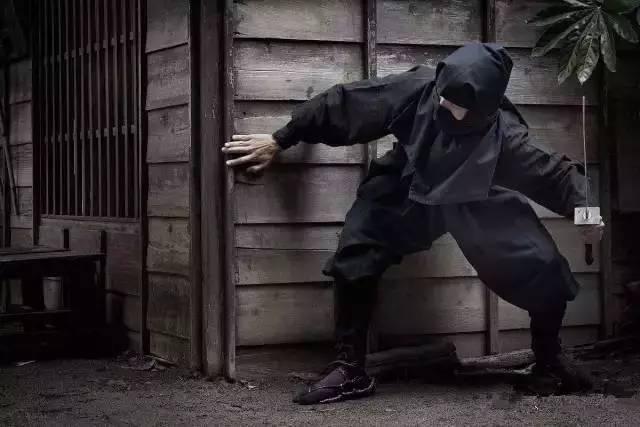 日本忍者真实存在,仅存的忍术大师上演20步开外飞镖术有点夸张_腾讯