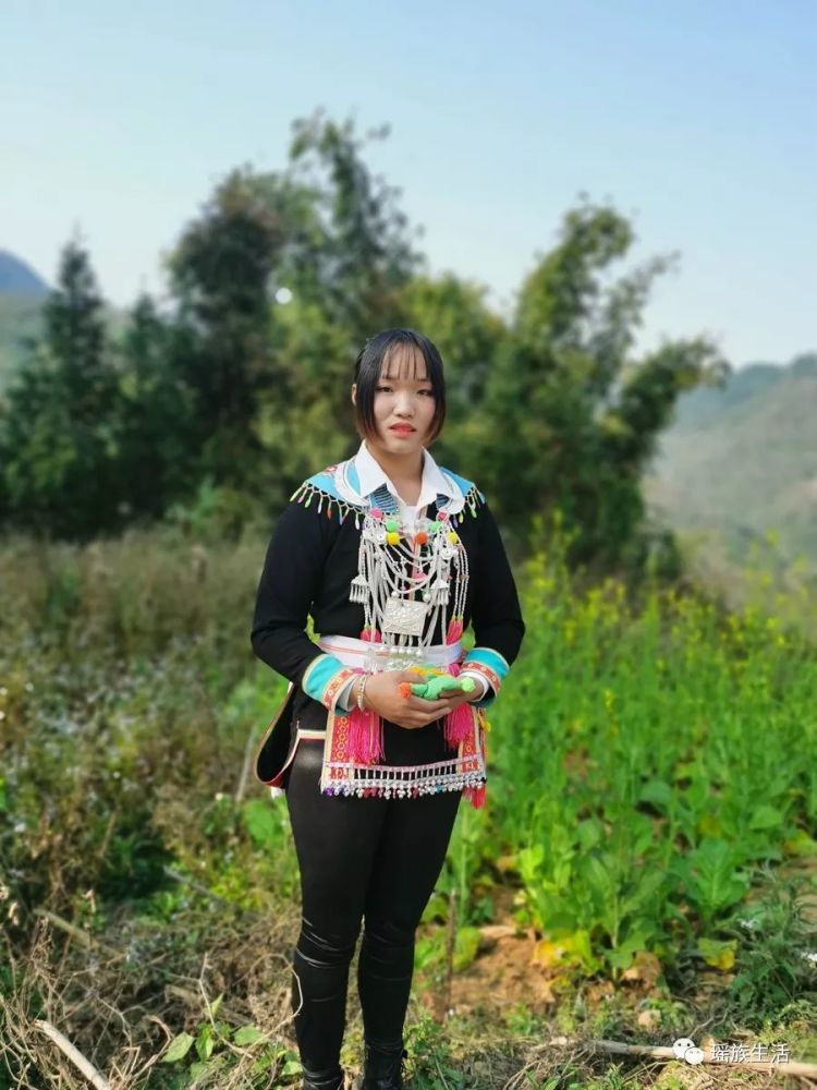 大山里的瑶族姑娘清纯淡雅亮丽脱俗