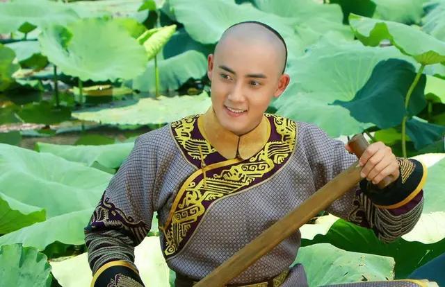 随后的新剧《隋唐英雄》热度也很高,张睿在其中饰演男一号罗成.
