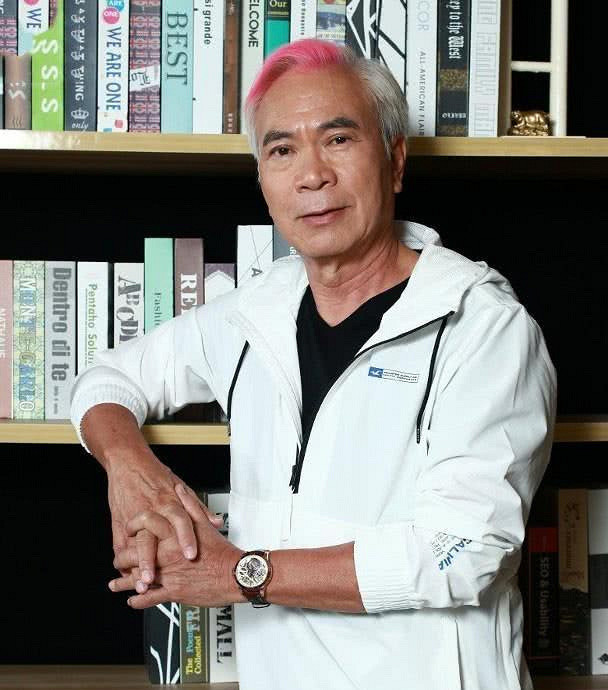 68岁李龙基偷把嫩妹,连带成龙倒大霉,网友却说:大哥不冤!