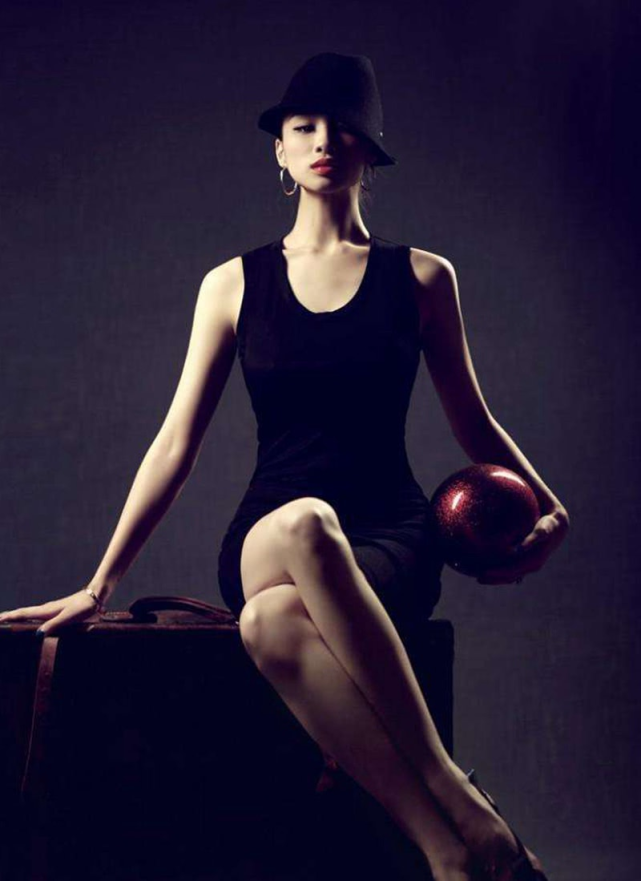 这其中,有一位老师的健身课程成功吸引到了大家的眼球——侴陶.