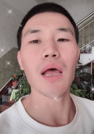 嘎子哥一家四口录搞怪视频大儿子打哈欠小儿子呆萌不看镜头
