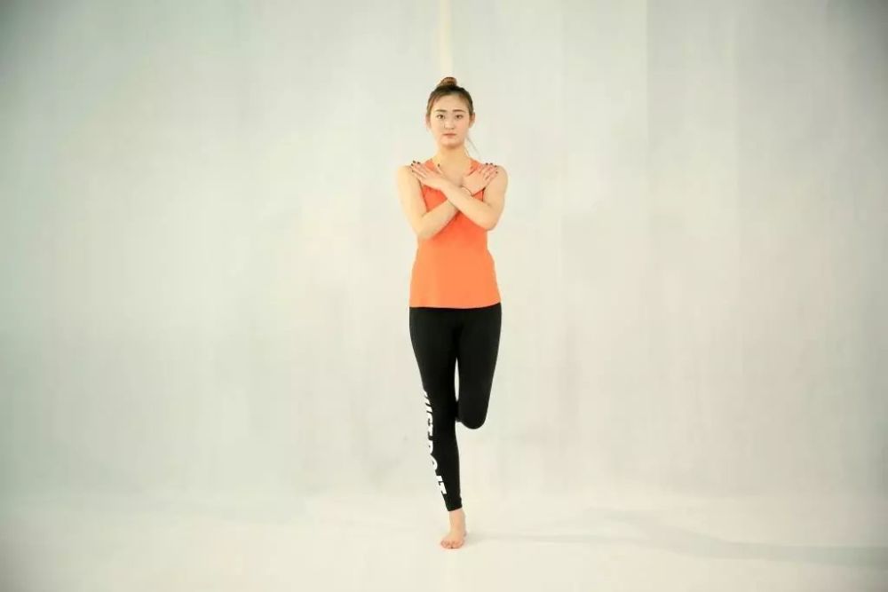 立扫帚游戏让苦闷的大众乐开怀:试试看这些平衡训练动作你能完成几个?