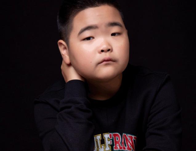 还记得"他扒拉我"的谢飞机吗?如今帅气拍写真照,撞脸李荣浩