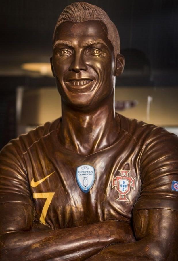 太魔性c罗巨型纸塑雕像亮相意大利狂欢节