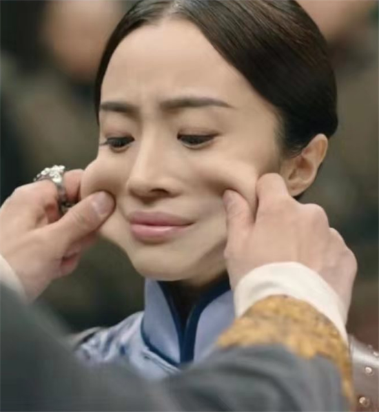 明星剧中被捏脸,邓伦,胡冰卿搞笑,看到赵丽颖:脸怕不是面团捏的?