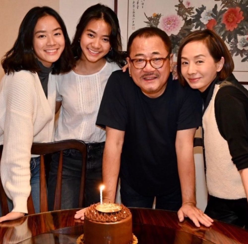 周星驰银幕"傻女友"毛舜筠一家四口罕见同框,两个女儿颜值极高