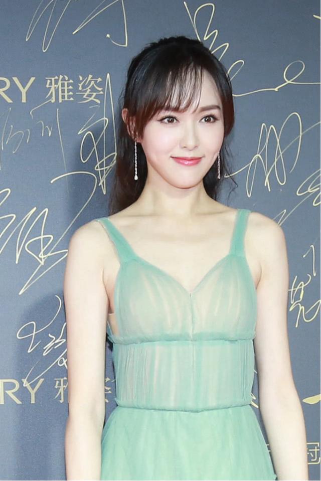 唐嫣身材真有"料",穿薄纱礼服凹凸感好真实,腰臀比例太完美