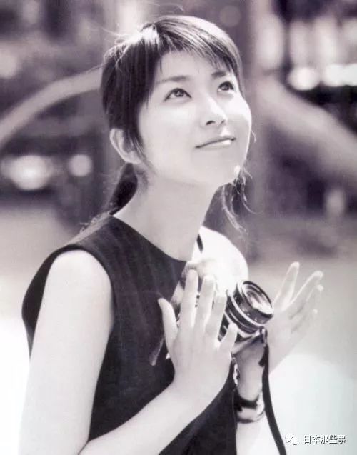 最典型的一个事例就是松隆子爱上年长16岁的音乐人佐桥佳幸,不顾当时