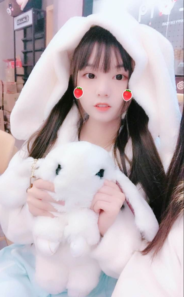 火线妹线下被网友偶遇!关掉滤镜颜值太真实,网友:失恋了!