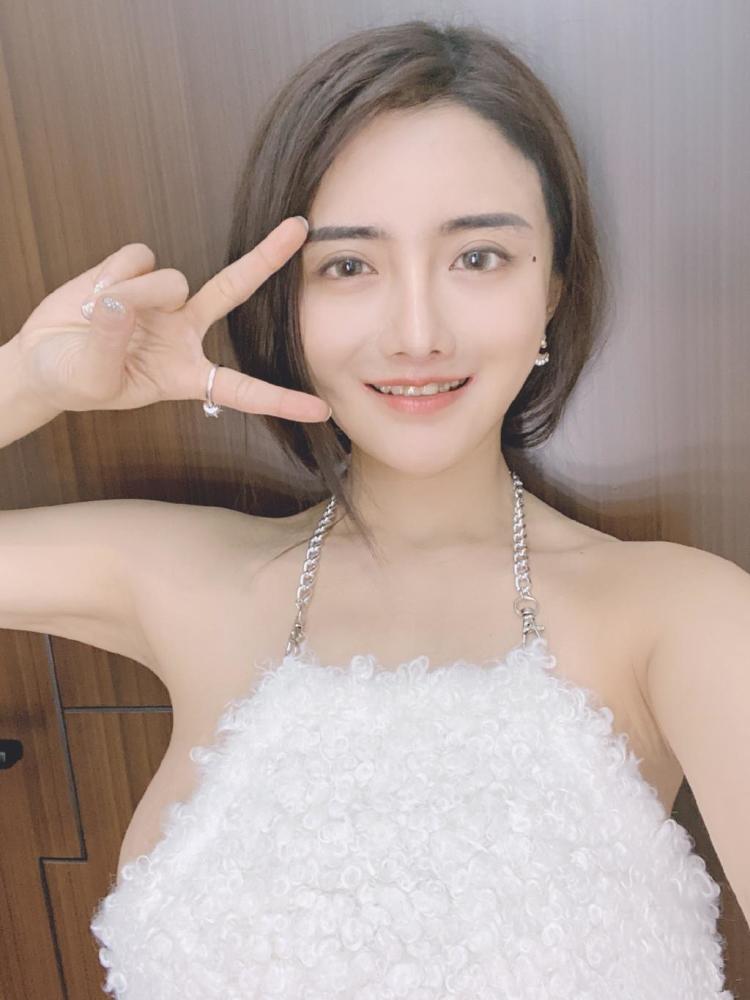 古阿扎素颜出镜却依旧被身材抢风头网友姐姐你太猛了