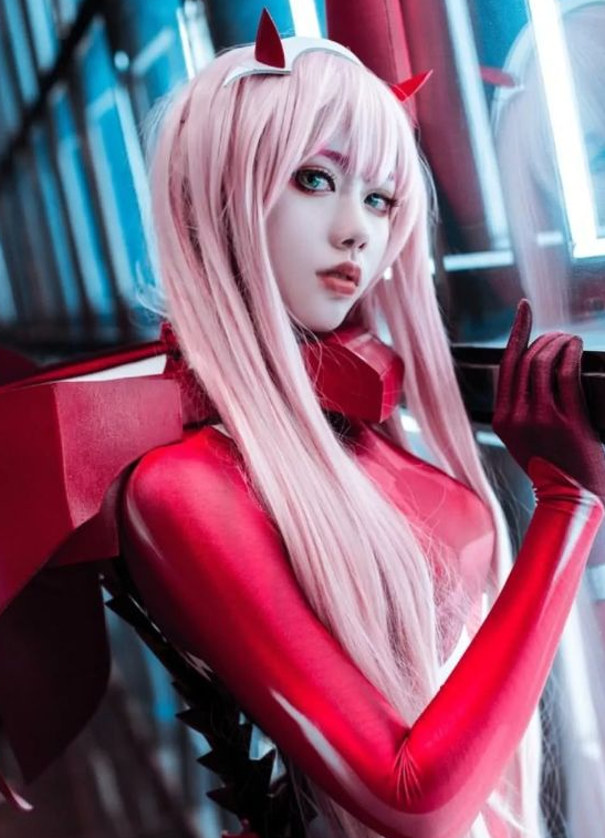 15岁小姐姐cos《国家队》02,你看她穿的"无跟鞋",到怎么起来的?_腾讯