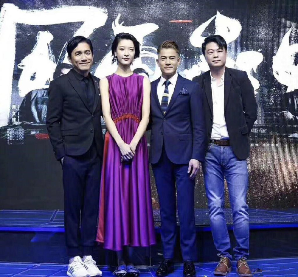 郭富城现身 穿印花西装搭黑色西裤 梳个偏分头有型帅气 腾讯新闻