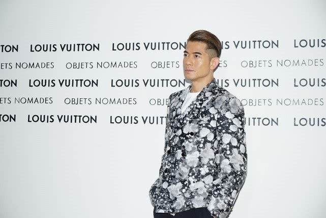 郭富城现身穿印花西装搭黑色西裤梳个偏分头有型帅气