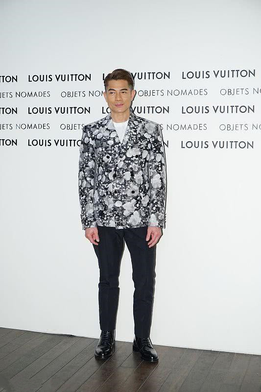 郭富城现身穿印花西装搭黑色西裤梳个偏分头有型帅气