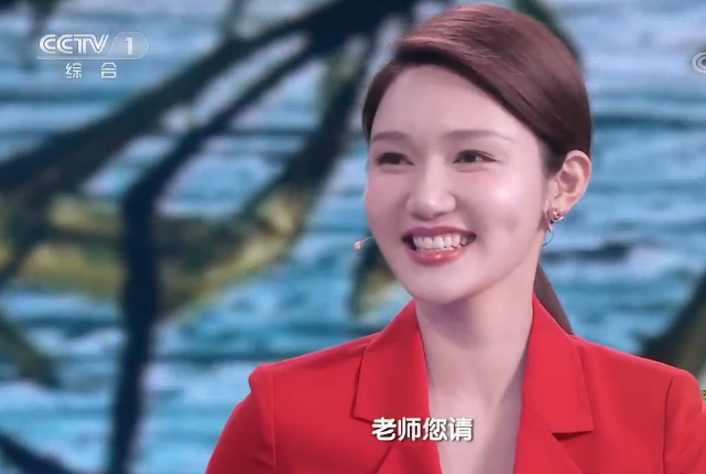 龙洋主持诗词大会真比不过董卿只看这个细节两人各有千秋