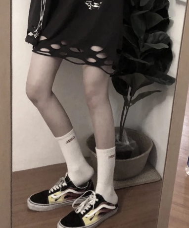 曲腿后踢曲腿后踢实际上就是像驴踢的一种健身方法,对腿部以及臀部的