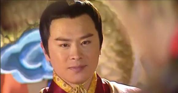 他是少年包青天里的皇帝曾为照顾母亲息影母亲去世后走入一条不归路