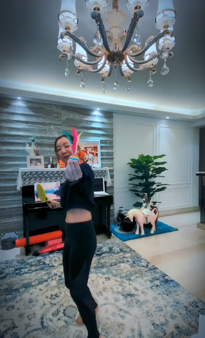 健身时的杨蓉也是元气满满,既享受了陪家人的时光也达到了健身的效果.