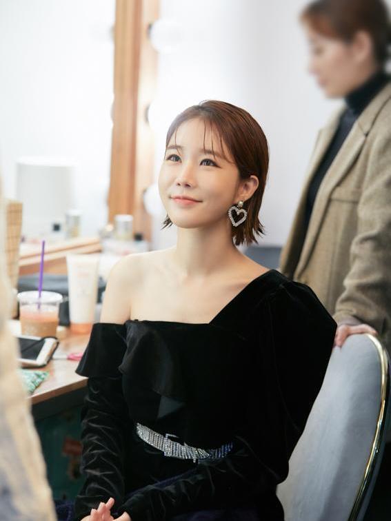 刘仁娜首次挑战短发造型身穿露肩黑色短裙37岁依旧少女