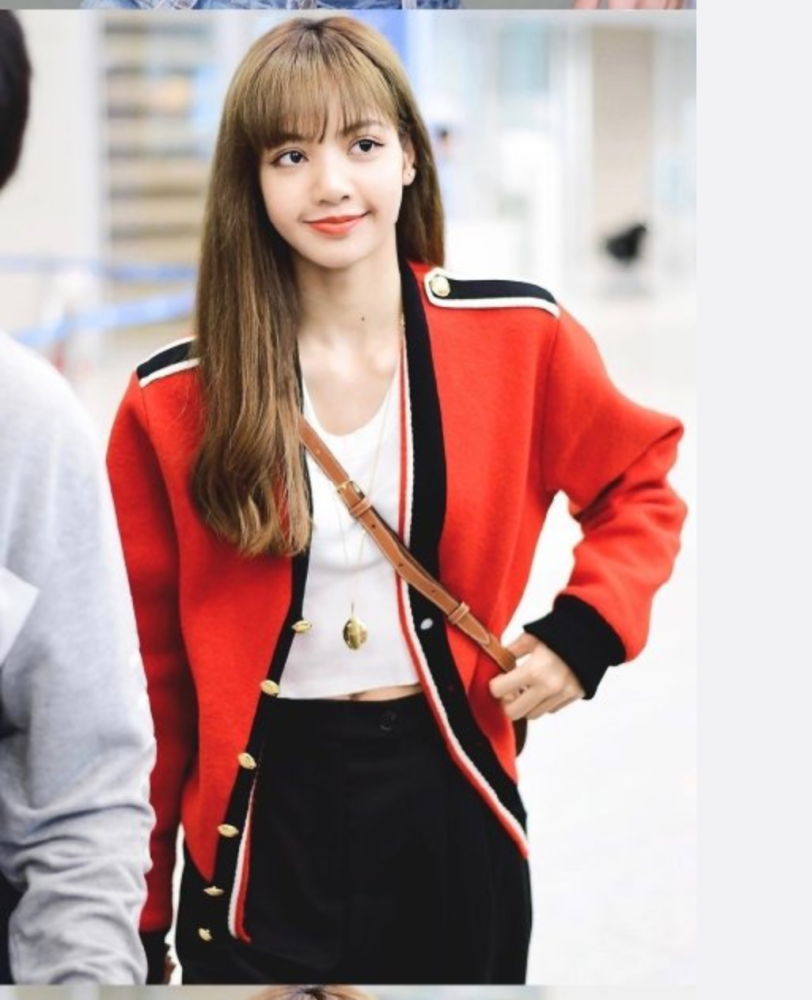 lisa晒出最新造型,西装卫衣叠穿 黑长发,微胖身材美出新高度