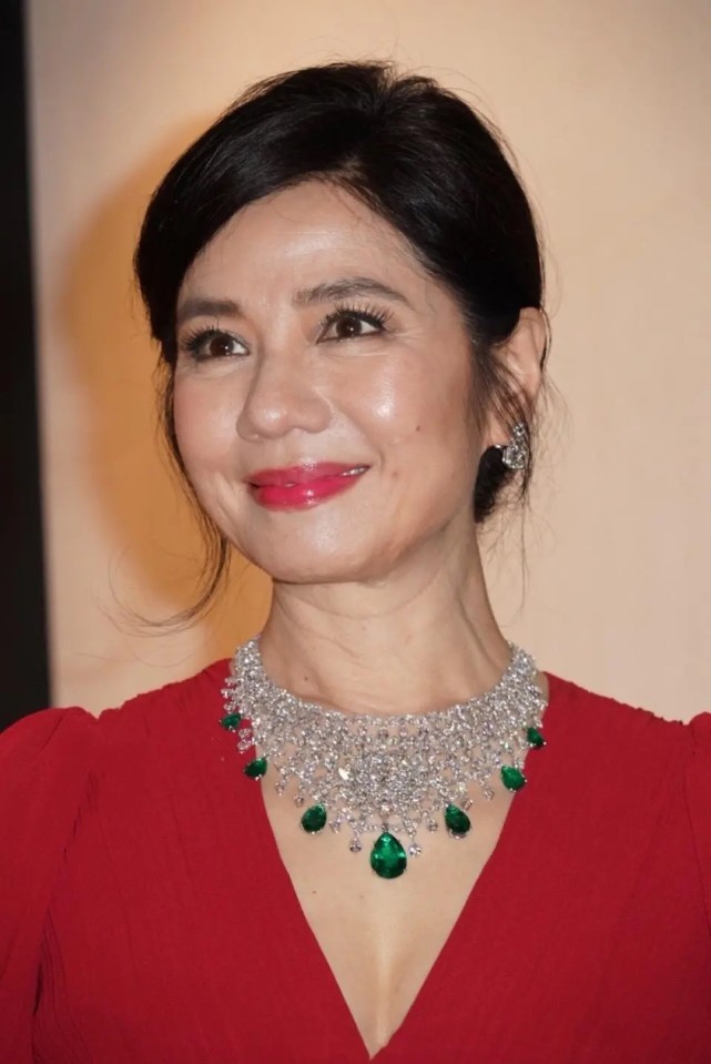 老牌港星钟楚红出席活动穿礼服搭配百万珠宝身材圆润状态真好