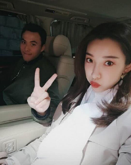 何猷启|赌王三房儿子何猷启结婚两年与妻子貌合神离，十指紧扣新女友另筑爱巢