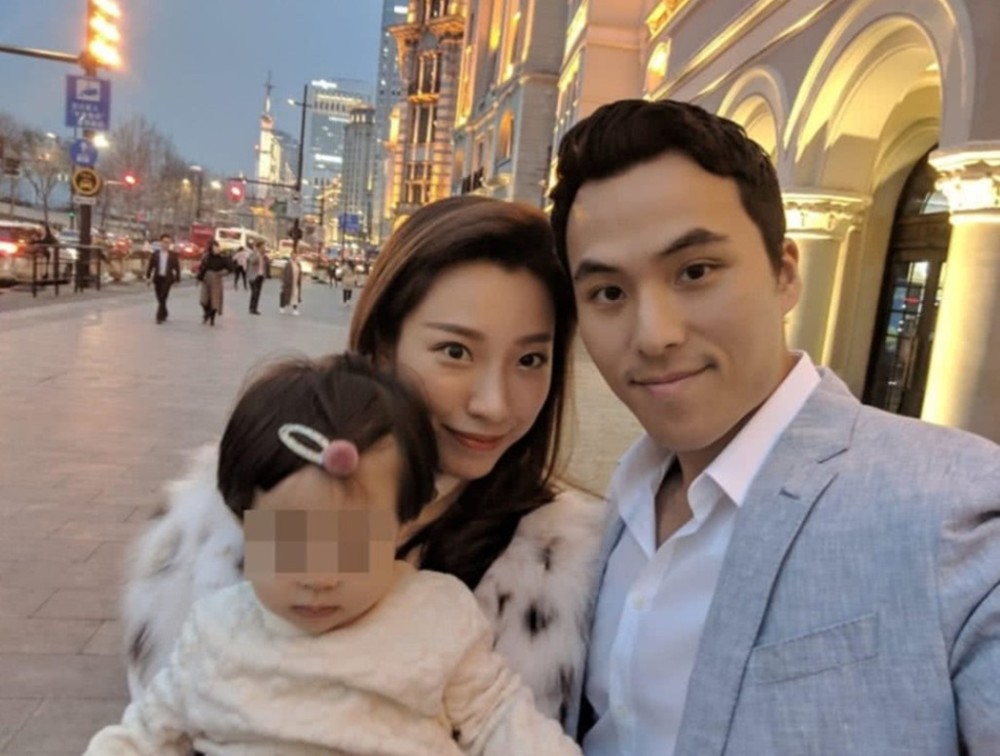 何猷启|赌王三房儿子何猷启结婚两年与妻子貌合神离，十指紧扣新女友另筑爱巢
