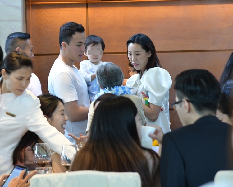 何猷启|赌王三房儿子何猷启结婚两年与妻子貌合神离，十指紧扣新女友另筑爱巢