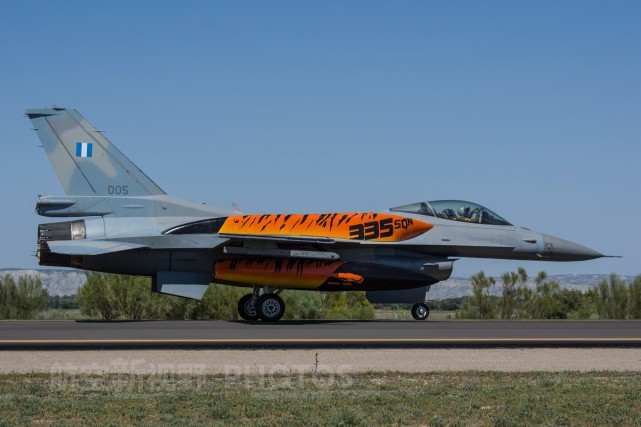 f16多用途战机身背保形油箱略显笨重这已不是传说中的轻型战斗机