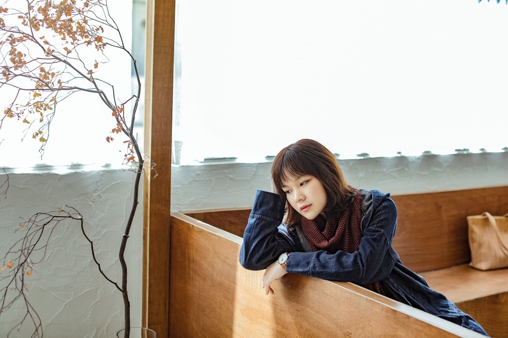 疫情期间歌手邓千荧为英雄们创作歌曲《飞蛾》受热捧