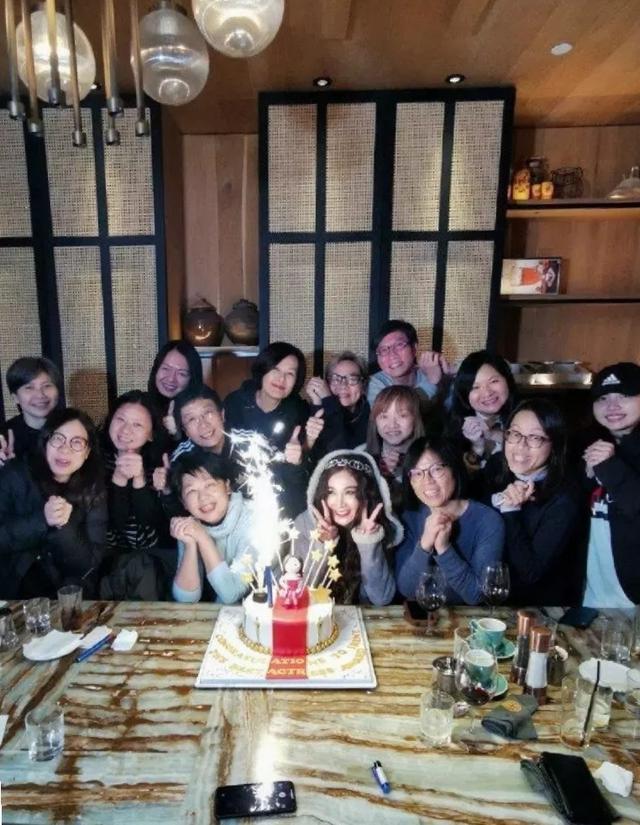 温碧霞与蛋糕合照,笑容甜美可人,少女感满满