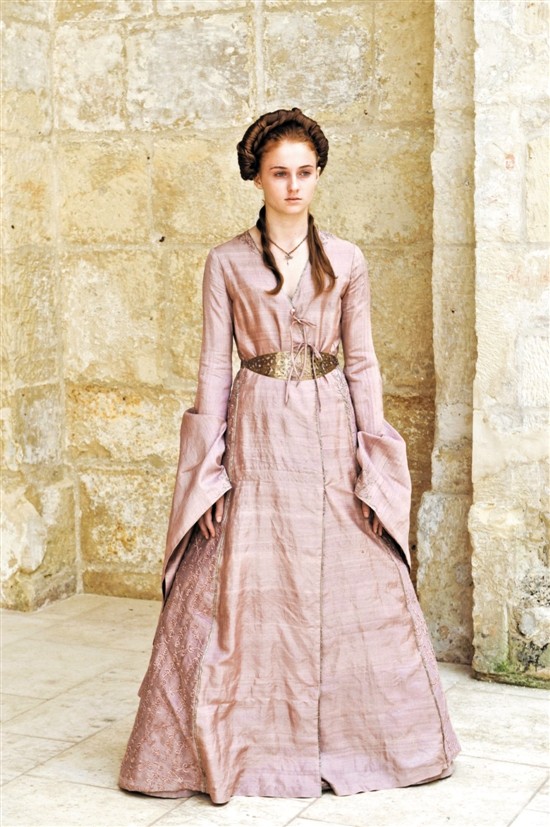 其实,珊莎的扮演者苏菲·特纳已经23岁了,去