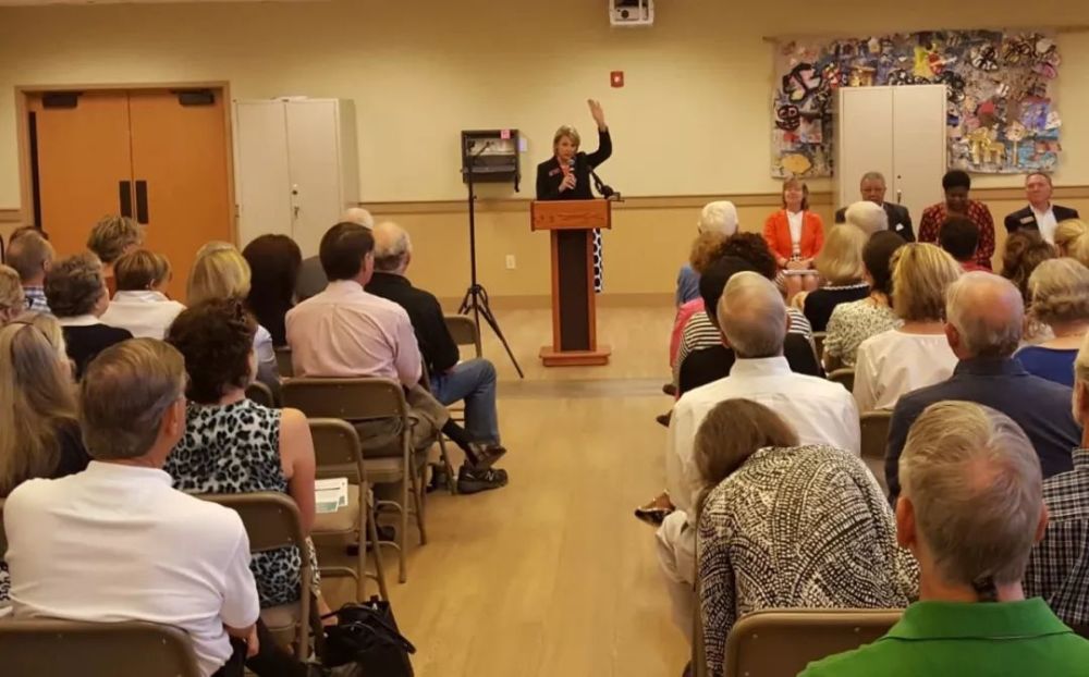 第745期:外企里点名和举手表决英语怎么说?