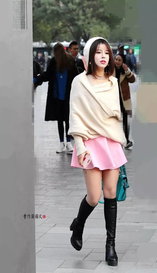 高筒靴加短裙美女赢得造型高分