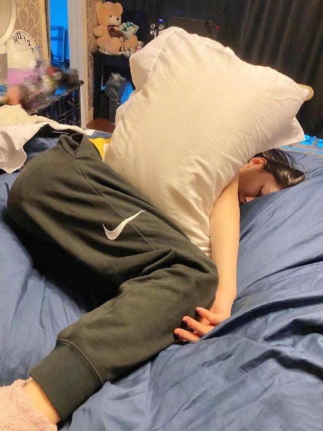 2020年2月12日,林允在微博更新动态,晒出自己"花式躺"的照片,每一张都