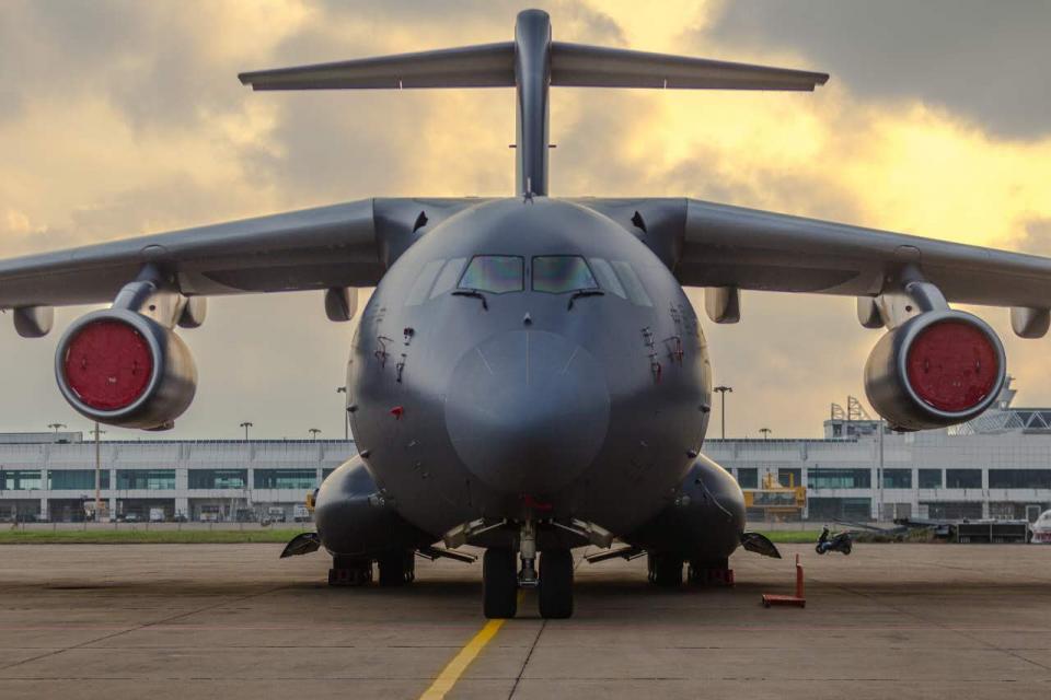 国产运20军用运输机抵达武汉!运来大批急需物资