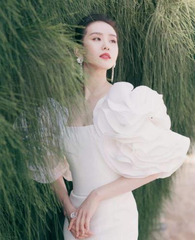刘诗诗拍过《男人装》?见惯清纯的一面,没想到性感起来这么惊艳